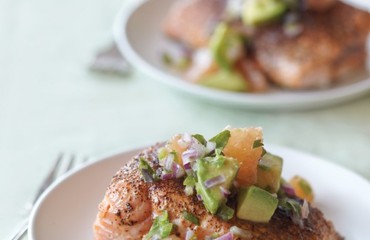 Salmón asado con salsa de aguacate y pomelo