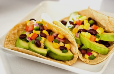 Tacos con aguacate y frijoles negros