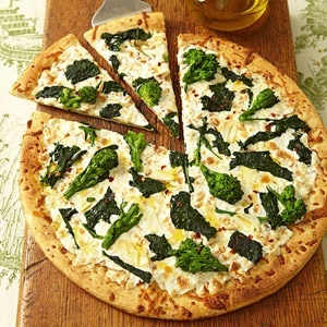 Pizza de brócoli y mozzarella