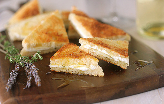Tostadas de queso de cabra con ajo y hierbas provenzal