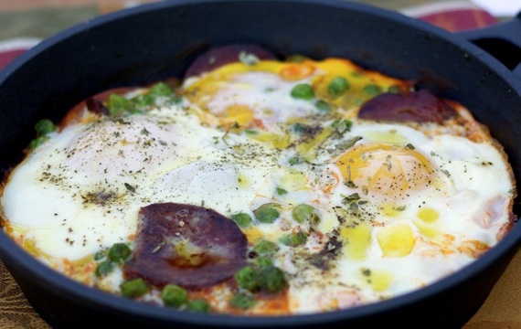 Huevos, chorizo ​​y tomates en sartén