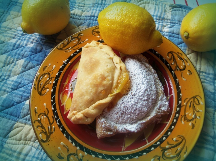 Empanadas de limón y coco tostado