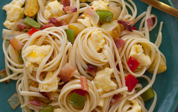 Spaghettis con huevo y vegetales