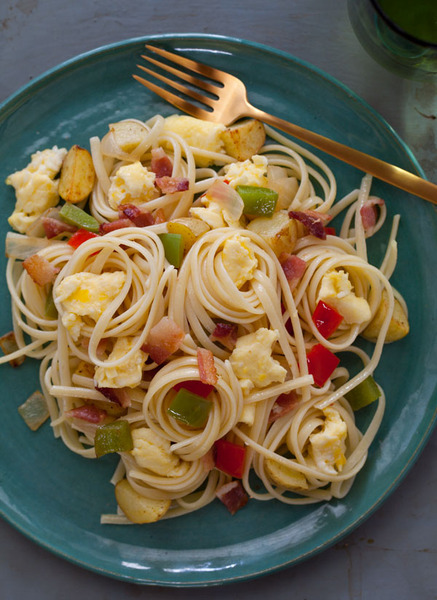 Spaghettis con huevo y vegetales