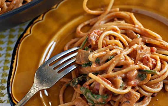 Spaghetti con salsa cremosa de tomate y espinaca