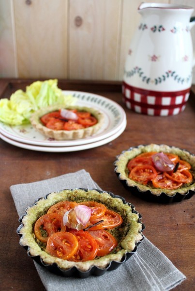 Tarteletas integrales con tomate y pesto