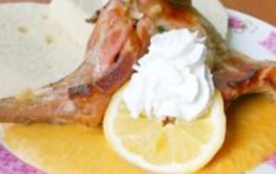El conejo asado con la salsa de crema y hortalizas