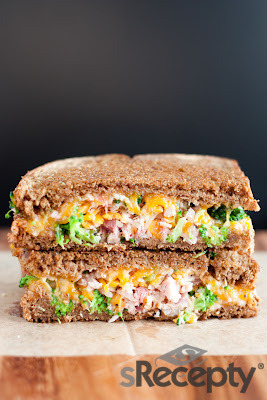 Sandwich de brócoli, queso y jamón